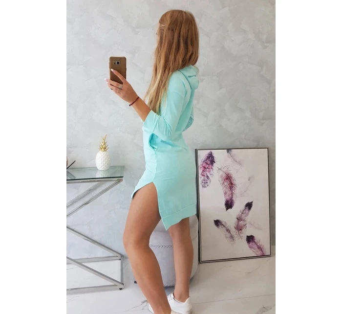 Šaty s delšími zády a barevným potiskem mint