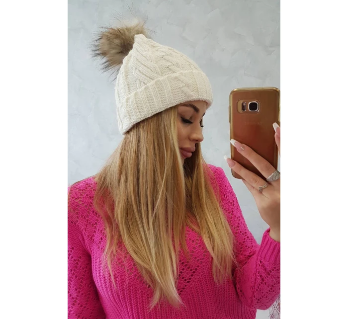 Fleecová kostkovaná čepice model 18750203 ecru - K-Fashion Fleecová kostkovaná čepice model 18750203 ecru - K-Fashion