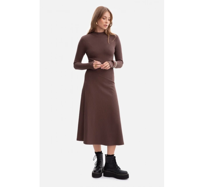 model 21379832 Žebrované midi šaty s asymetrickým pasem hnědé - BeWear