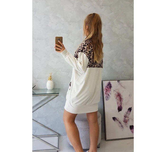 Velúrové šaty s maskovacím motívom ecru Velúrové šaty s maskovacím motívom ecru