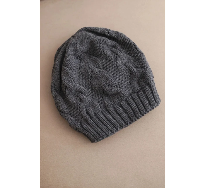 Dámska zimná pletená čiapka s čipkovým vzorom K427 graphite Dámska zimná pletená čiapka s čipkovým vzorom K427 graphite