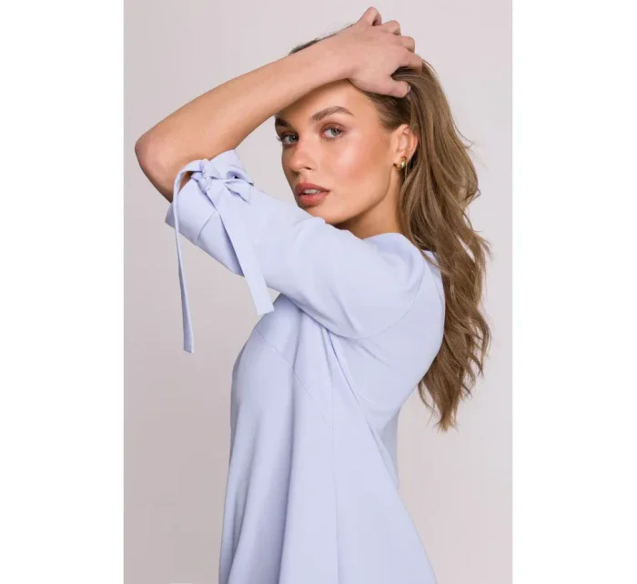 model 20966055 Šaty áčkového střihu se zavazovacími rukávy světle modré - STYLOVE model 20966055 Šaty áčkového střihu se zavazovacími rukávy světle modré - STYLOVE