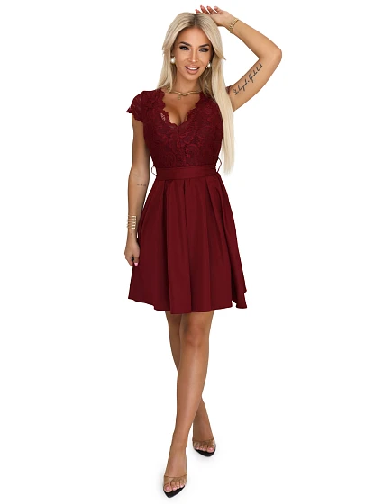 Krajkové šaty s výstřihem a sukní vínové model 21290316 - numoco Krajkové šaty s výstřihem a sukní vínové model 21290316 - numoco
