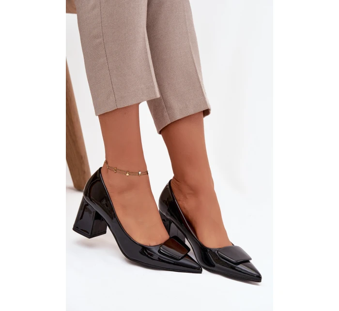 Lakované lodičky na podpatku s ozdobou Černé model 21752752 - Boto