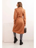 Dámsky semišový kabát s viazaním v páse, golierom a gombíkmi camel