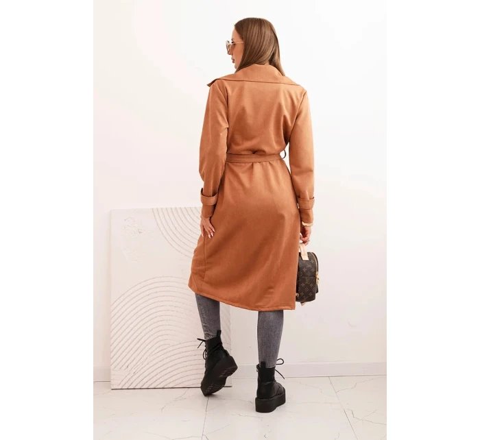 Dámsky semišový kabát s viazaním v páse, golierom a gombíkmi camel