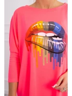 Oversize halenka s potiskem model 18745782 rtů růžová neonová - K-Fashion Oversize halenka s potiskem model 18745782 rtů růžová neonová - K-Fashion