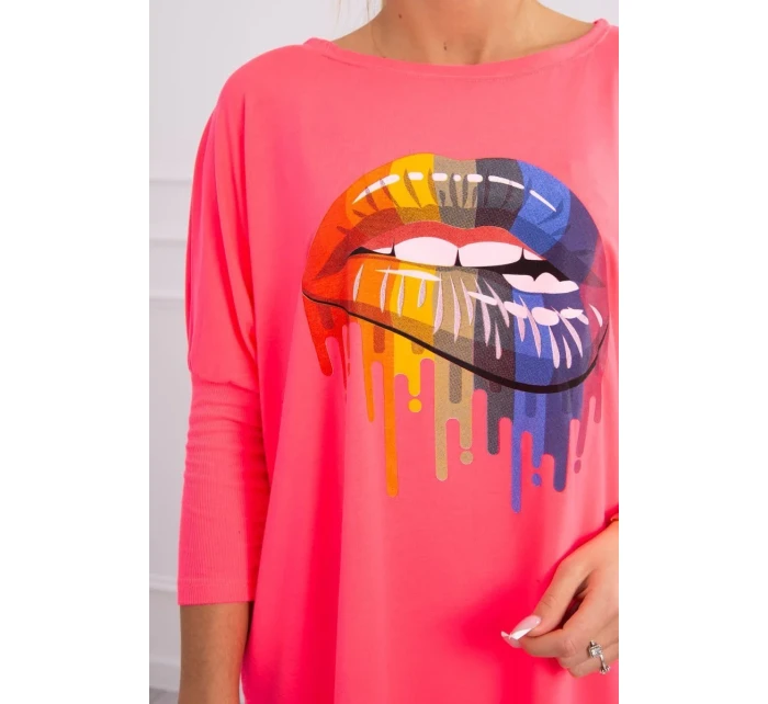 Oversize halenka s potiskem model 18745782 rtů růžová neonová - K-Fashion Oversize halenka s potiskem model 18745782 rtů růžová neonová - K-Fashion
