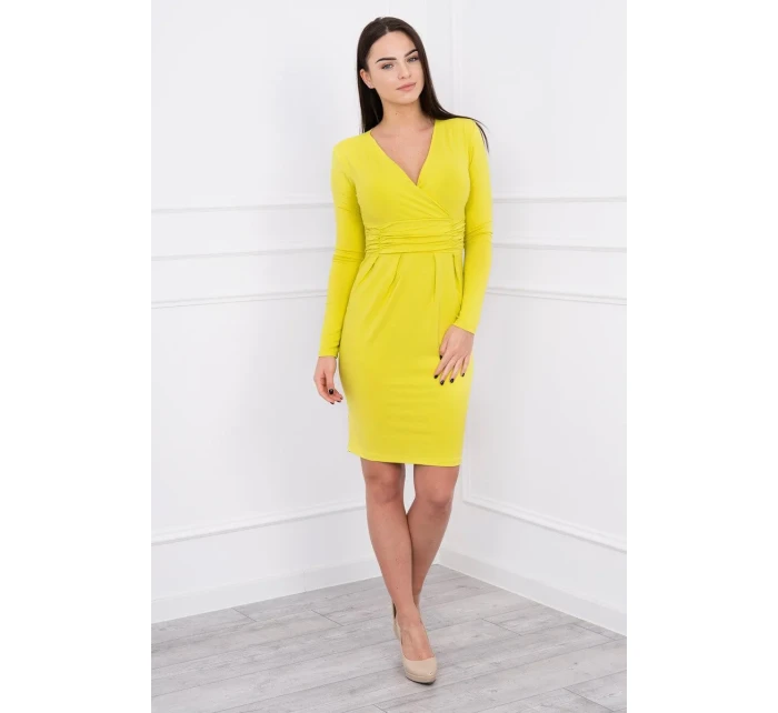 Přiléhavé šaty s výřezem pod prsy kiwi