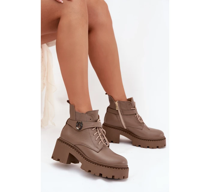 Kožené dámské kotníkové boty na klínu s ozdobným páskem zateplené model 21710528 tmavě béžové - Zazoo