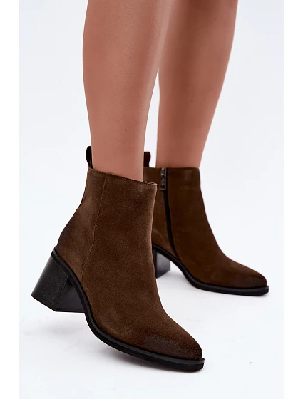 Kožené zateplené kotníkové boty na podpatku model 22366589 Khaki - VINCEZA Kožené zateplené kotníkové boty na podpatku model 22366589 Khaki - VINCEZA
