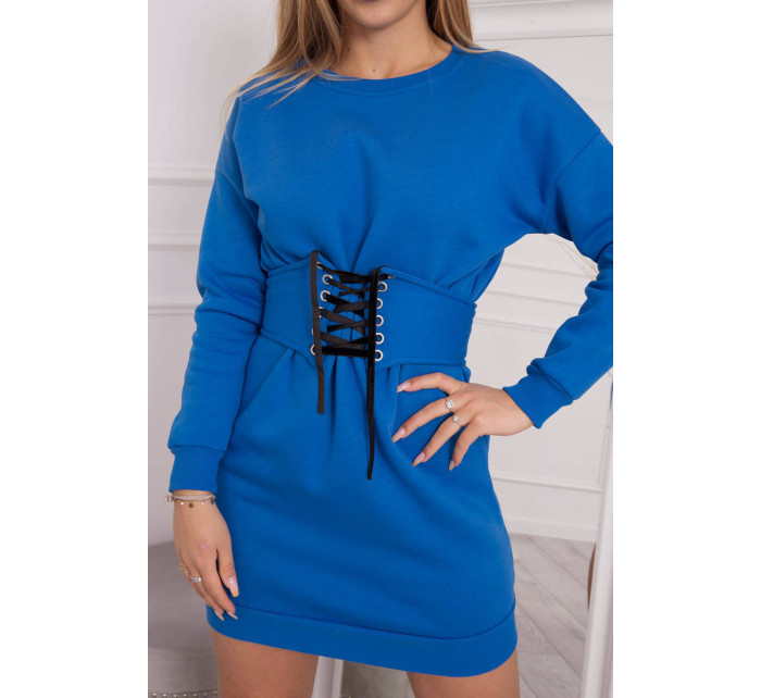 Zateplené šaty s ozdobným pásikom nevädzovo modrej farby