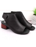 Pohodlné kožené sandále Remonte W RKR654