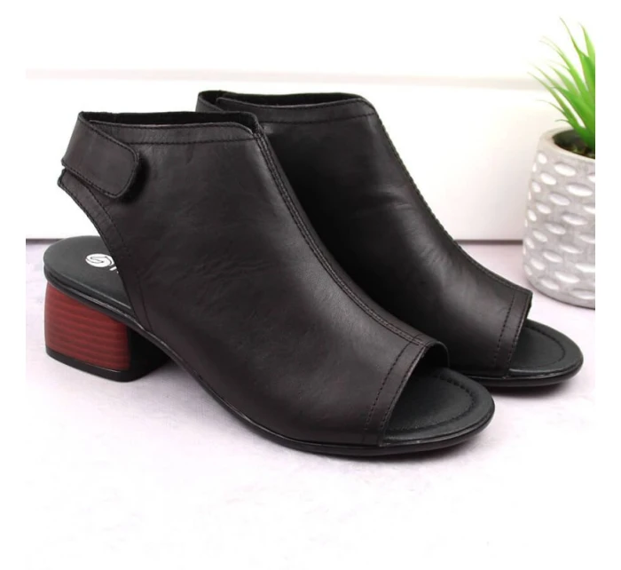 Pohodlné kožené sandále Remonte W RKR654