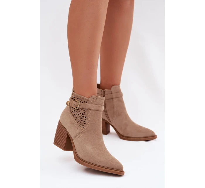 Dámské perforované kotníkové boty na podpatku s perforovaným vzorem a zlatým přezkou Béžové Deloriah