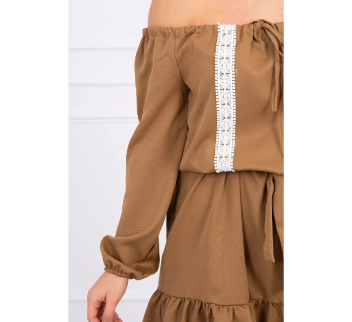 Šaty s otevřenými rameny a krajkou camel