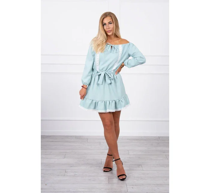 Šaty s odhalenými rameny a krajkou tmavě mátové barvy