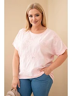 Dámská bavlněná halenka Plus Size s model 22212484 květinami cukrově růžová - K-Fashion Dámská bavlněná halenka Plus Size s model 22212484 květinami cukrově růžová - K-Fashion