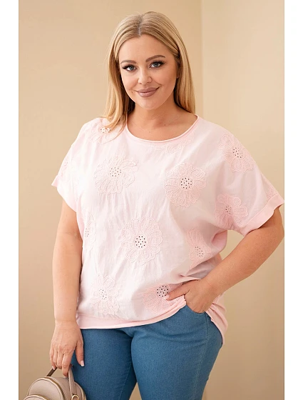 Dámská bavlněná halenka Plus Size s model 22212484 květinami cukrově růžová - K-Fashion Dámská bavlněná halenka Plus Size s model 22212484 květinami cukrově růžová - K-Fashion