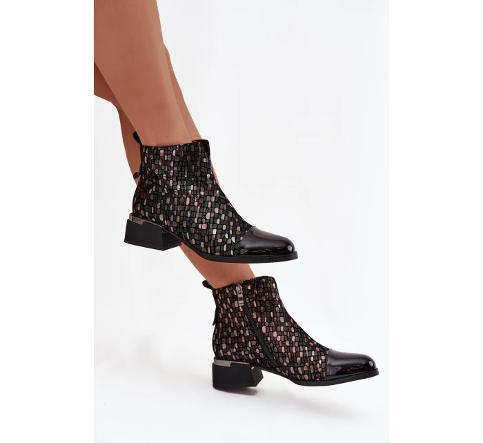 Lakované dámské kotníkové boty z pravé kůže na nízkém podpatku model 21713808 Černé - D&A