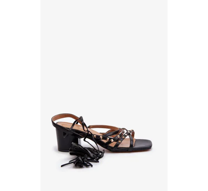 Šnurovacie sandále na nízkom podpätku zdobené čiernymi cvočkami Chrisele Šnurovacie sandále na nízkom podpätku zdobené čiernymi cvočkami Chrisele