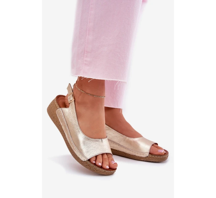 Dámské kožené sandály na klínu model 21701991 Zlaté - Maciejka