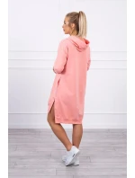 Šaty s kapucňou a dlhším chrbtom v marhuľovej farbe