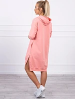 Šaty s kapucňou a dlhším chrbtom v marhuľovej farbe