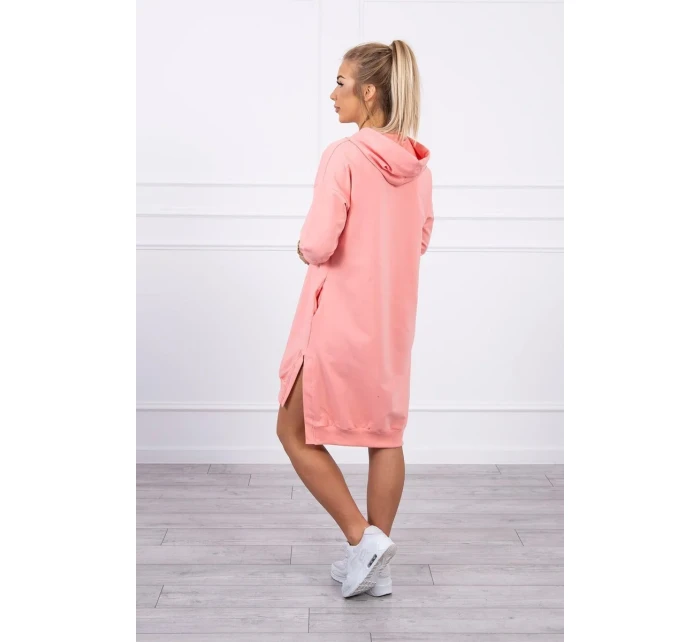 Šaty s kapucňou a dlhším chrbtom v marhuľovej farbe