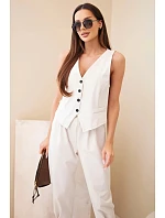 Dámsky elegantný set s vestou na gombíky a nohavicami béžovej farby