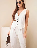 Dámsky elegantný set s vestou na gombíky a nohavicami béžovej farby