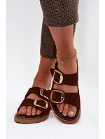 Dámské pantofle z imitace semiše se zlatými přezkami čokoládové Averia