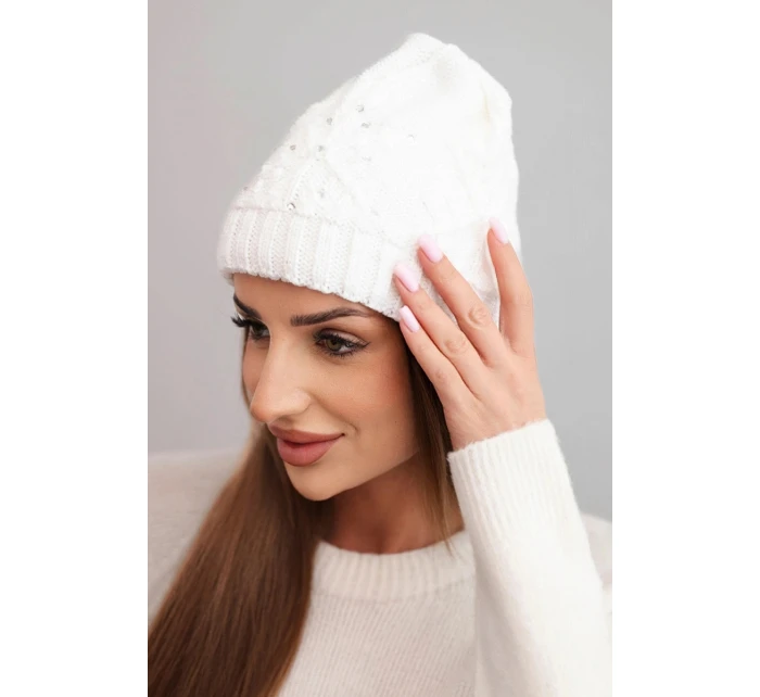 Dámska zimná čiapka z vlny a ozdobného úpletu s korálkami K470 biela Dámska zimná čiapka z vlny a ozdobného úpletu s korálkami K470 biela