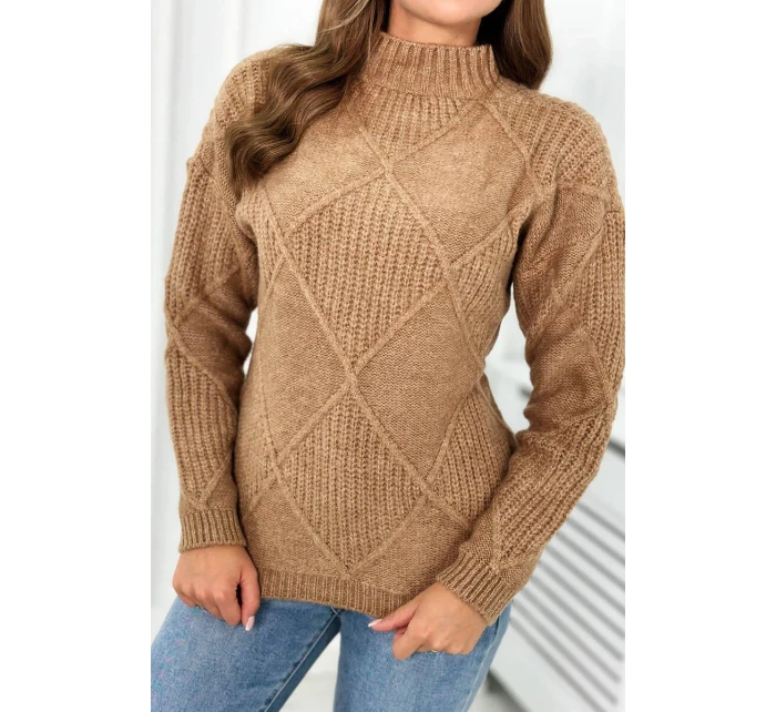 Sveter položený cez hlavu v diamantoch Ťava