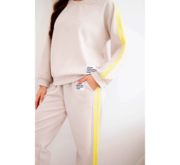 Dámská tepláková souprava model 22015420 s lampasy a volnou mikinou béžová - K-Fashion