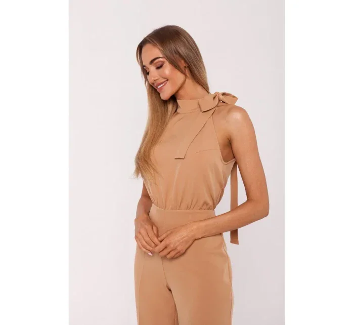 M746 Kombinéza so zaväzovaním za krkom - karamelová M746 Kombinéza so zaväzovaním za krkom - karamelová