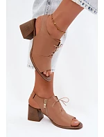 Kožené sandály na podpatku s šněrováním model 22185444 Cappuccino - Zazoo Kožené sandály na podpatku s šněrováním model 22185444 Cappuccino - Zazoo
