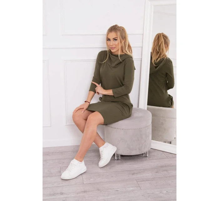 Šaty s kapucí a khaki kapsami