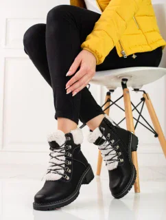 Pohodlné černé dámské  kotníčkové boty na plochém podpatku