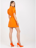 Oranžové koktailové šaty s opaskom