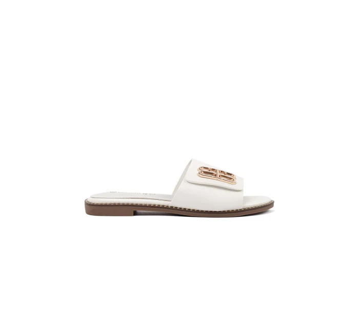 Klasické bílé nazouváky dámské na plochém podpatku Klasické bílé nazouváky dámské na plochém podpatku