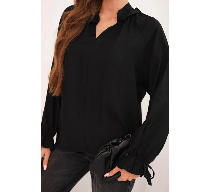 Dámska viskózna blúzka s véčkovým výstrihom a viazankami na rukávoch čierna