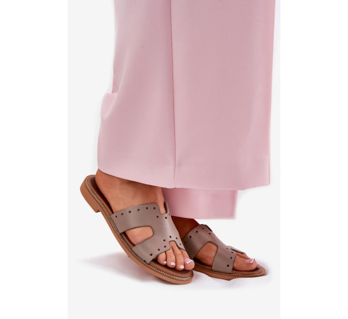 model 21694260 Dámské sandály s ozdobnými výřezy tmavě béžové - Zazoo model 21694260 Dámské sandály s ozdobnými výřezy tmavě béžové - Zazoo