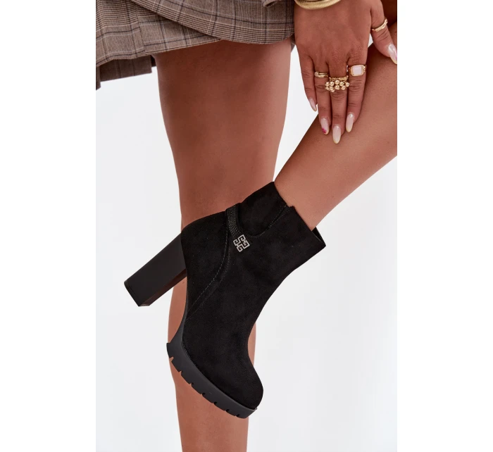 Ocieplane Botki Damskie Na Słupku Z Ozdobnym Paskiem Czarne Zayna Ocieplane Botki Damskie Na Słupku Z Ozdobnym Paskiem Czarne Zayna