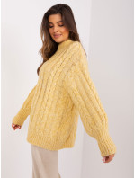 Svetložltý pletený sveter