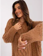 Sweter AT SW camelowy model 19018721 - FPrice Sweter AT SW camelowy model 19018721 - FPrice