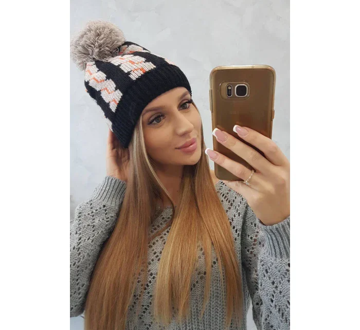 Dámská čepice s bambulí Rozalia model 18751655 - K-Fashion Dámská čepice s bambulí Rozalia model 18751655 - K-Fashion