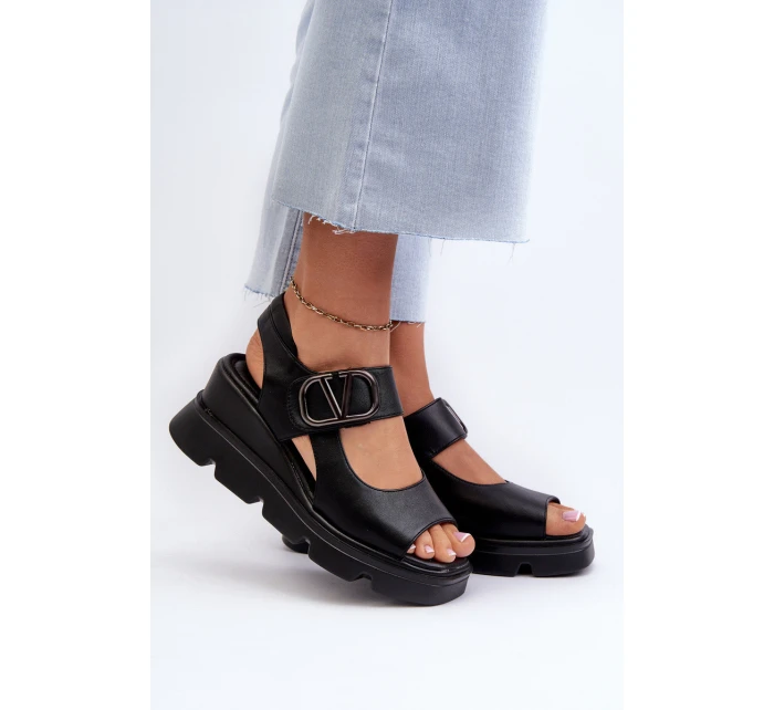 Dámské sandály na podrážce a platformě z ekokože černé model 21658356 - VINCEZA Dámské sandály na podrážce a platformě z ekokože černé model 21658356 - VINCEZA