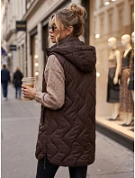 Dlhá dámska prešívaná vesta s kapucňou, čokoládová, FashionStreet TY6014 Dlhá dámska prešívaná vesta s kapucňou, čokoládová, FashionStreet TY6014