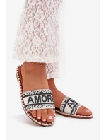 Dámské sandály na plochém podpatku se zdobením bílé model 21703749 - Boto Dámské sandály na plochém podpatku se zdobením bílé model 21703749 - Boto